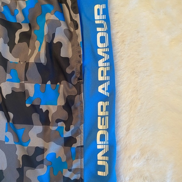 Boys Under Armour shorts size 5 - Picture 2 of 4